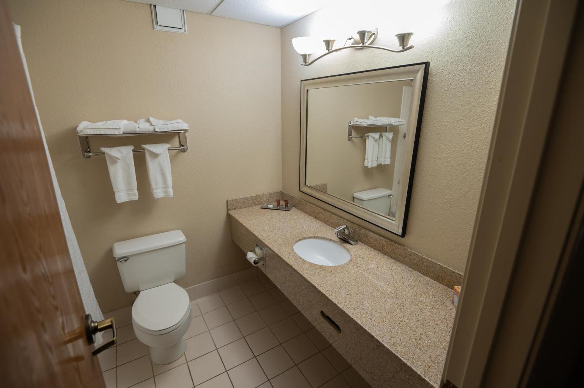 Quality Inn & Suites Downtown Мэнсфилд Экстерьер фото